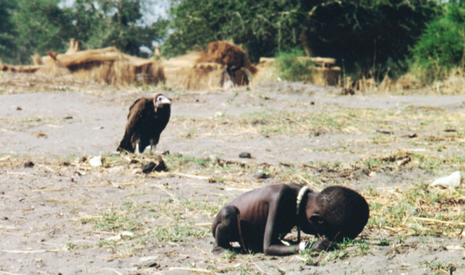 Năm 1993, khi nạn đói hoành hành tại Sudan, Kevin Carter chụp cảnh tượng một bé gái đang cố bò về phía trại cứu trợ, trong khi phía sau em, một con kền kền chờ đứa trẻ chết đói để ăn thịt. Bức ảnh đem lại danh tiếng cho Kevin những cũng khiến anh hứng chịu nhiều chỉ trích. 