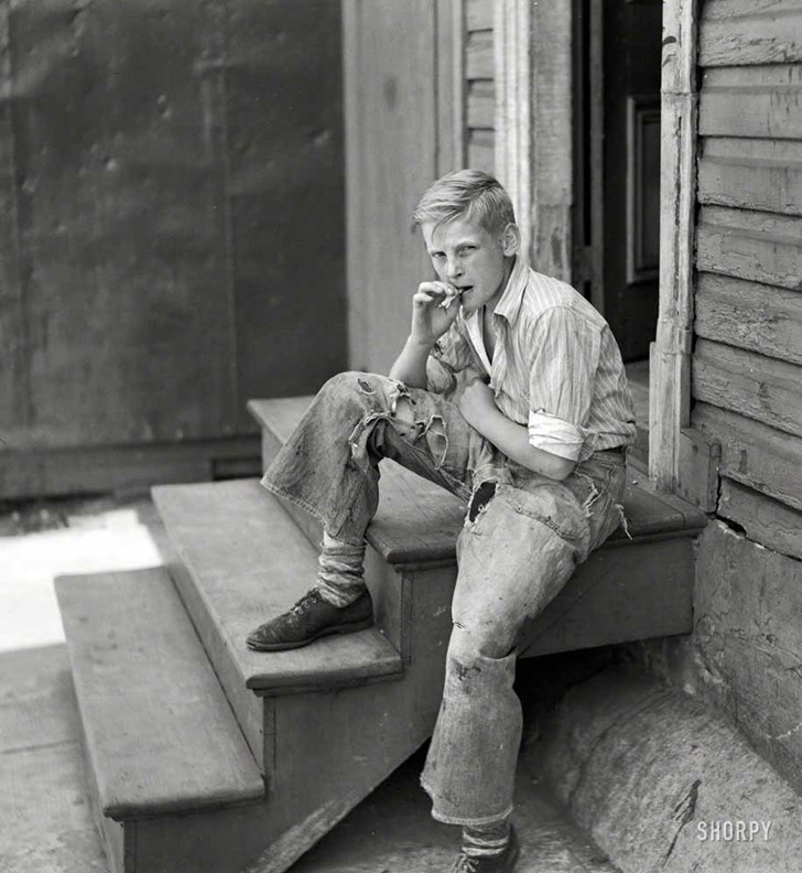 Một cậu bé đang hút thuốc ở Baltimore, 1938