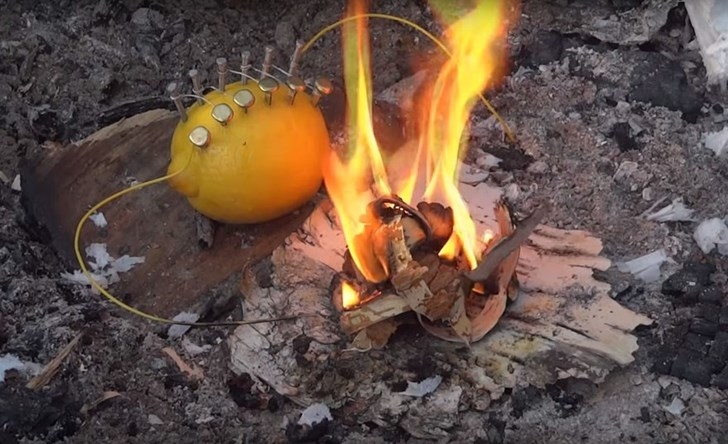Bạn có tin có thể dùng một quả chanh để nhóm lửa không?