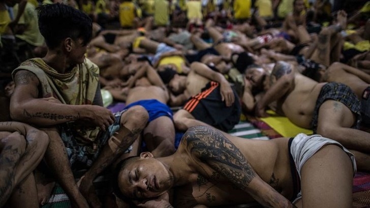 Sau chiến dịch chống ma túy của tổng thống Rodrigo Duterte, hơn 400 người buôn ma túy đã bị bắn chết. Đồng thời, rất nhiều phạm nhân đã ra đầu thú. Chính vì thế, những nhà tù ở Philipins đã phải tiếp nhận một số lượng tội phạm khổng lồ.
