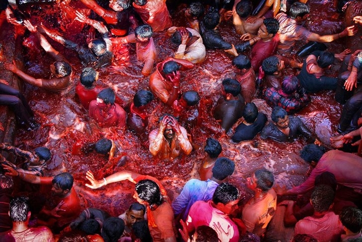 # 14 Người Hindu đắm mình trong bể đầy màu nước ở lễ hội Holi ở Nasik, Ấn Độ