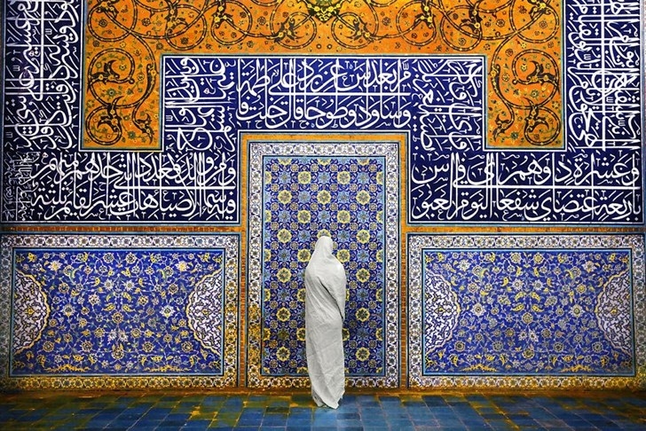 #4 Một người phụ nữ ở In Sheikh Lotfollah Mosque, Isfahan, Iran