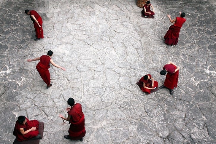 # 12 Các nhà sư tranh luận Giáo Lý Mỗi Chiều Tại Đền Jokhang ở Lhasa, Tây Tạng