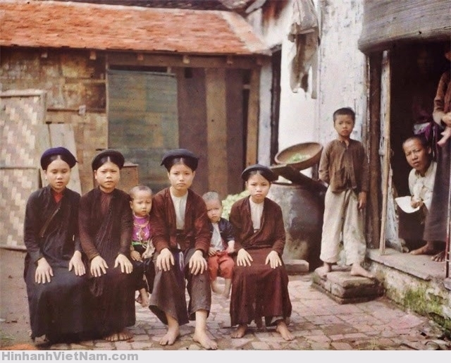 Phụ nữ Việt Nam thời xưa là những người đem đến nhiều giá trị văn hoá và tinh thần cho đất nước. Họ vẫn luôn được tôn vinh và kính trọng, đặc biệt qua những bức ảnh đầy cảm xúc về cuộc sống của họ. Hãy khám phá những hình ảnh ấy để hiểu rõ hơn về sự nghiệp và vị trí của phụ nữ Việt Nam trong lịch sử.