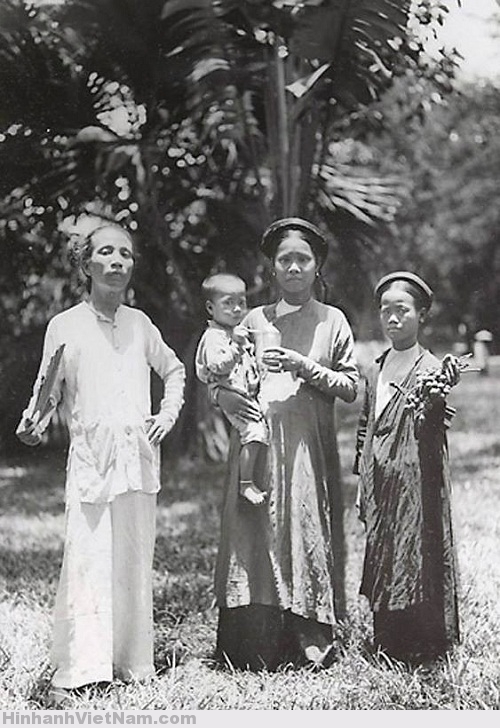 Cuộc sống của Việt Nam cách đây 100 năm qua những bức ảnh hiếm