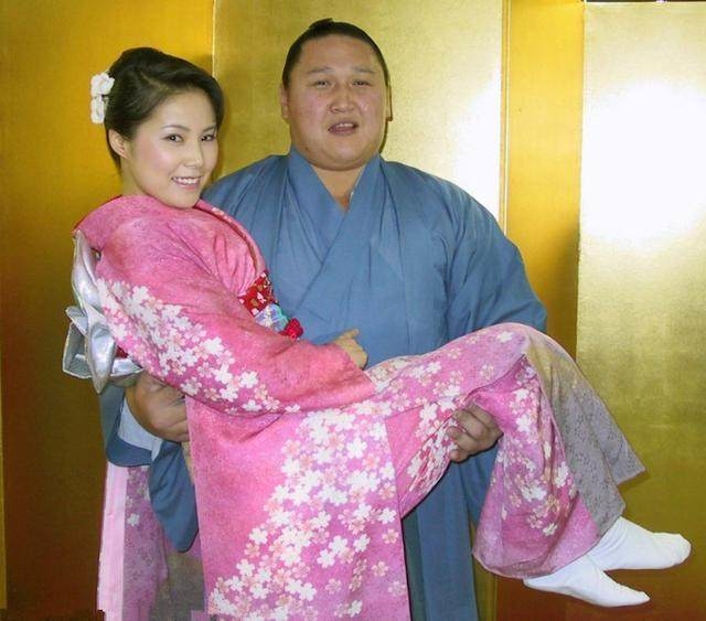 Vì sao ở Nhật nhiều nữ nghệ sĩ xinh đẹp lại bằng lòng lấy đô vật Sumo?