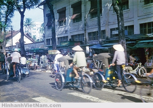 Xích lô, xe buýt khiến Sài Gòn xưa gần hơn với Sài Gòn nay