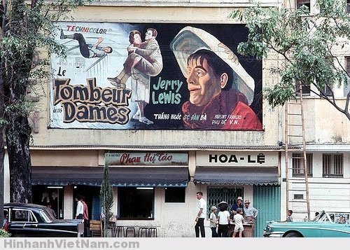 Bảng quảng cáo phim của rạp Eden, một trong những rạp chiếu bóng có thâm niên nhất ở Sài Gòn. Mặt trước bên đường Tự Do không có chỗ cho bảng quảng cáo lớn nên họ đặt ở mặt sau bên Nguyễn Huệ. Rạp Eden hoạt động từ thời Pháp thuộc cho đến tận năm 1975