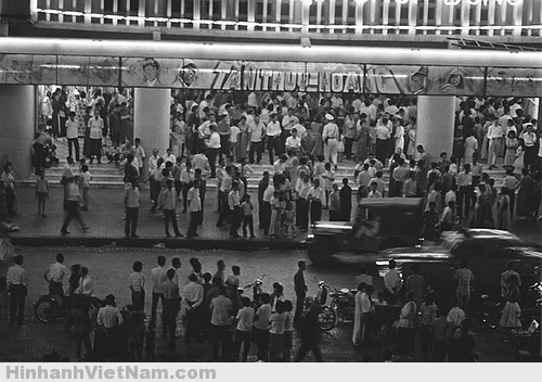 Người Sài Gòn yêu điện ảnh từ xưa, các rạp chiếu bóng thời đó lúc nào cũng đông người đi xem