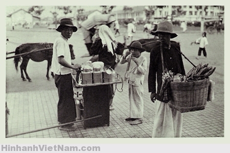 Người bán dạo trên bùng binh trước chợ Bến Thành, Sài Gòn