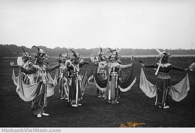 1931 Groupe de danseurs (Tonkin) Photo by Paul Pivot