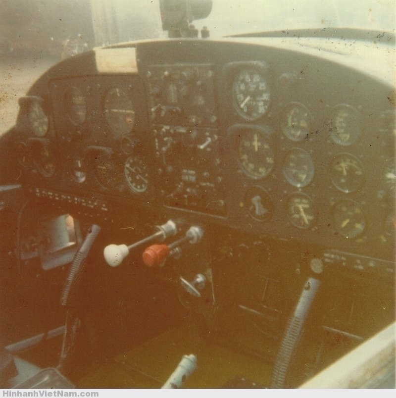 Vietnam_PL-2_TP001_cockpit