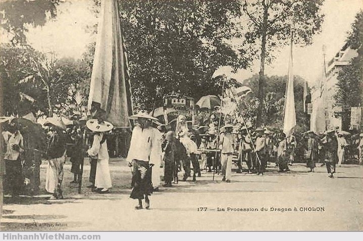 Đám múa lân, Cholon_la_procession_du_dragon