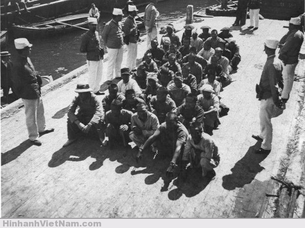 Tù binh Ðề-Thám trên hải cảng Alger trước khi vào tù ở Guyane