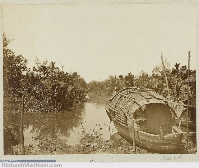 Một chiếc thuyền ba lá đang neo đậu trên con lạch. A stream with a sampan 1888