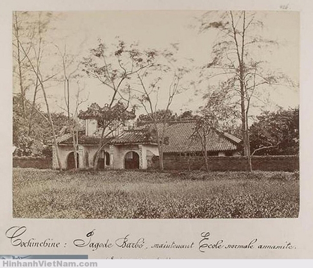 Cochinchine: Pagode Barbé, maintenant Ecole normale annamite (Environs de Saigon) - Chùa Khải Tường xưa Chú thích trên ảnh: "Nam Kỳ: Chùa Barbé, bây giờ là trường sư phạm của người An Nam (Vùng ven Saigon). Đây là bức ảnh duy nhất còn lưu giữ được của chùa Khải Tường xưa. Bức ảnh do Emile Gsell chụp trong khỏang từ năm 1871-1874. Những người tìm hiểu lịch sử TP Saigon thời Pháp bắt đầu đánh chiếm rất quan tâm đến ngôi chùa này, là một trong bốn ngôi chùa Pháp chiếm để lập thành "chiến tuyến các ngôi chùa" để tấn công đồn Kỳ Hòa của Nguyễn Tri Phương. Vị trí của nó ngày xưa ở khoảng Bảo tàng Chứng tích Chiến tranh, ngày nay không còn lại một dấu vết nào ngoài tấm ảnh này của Gsell.