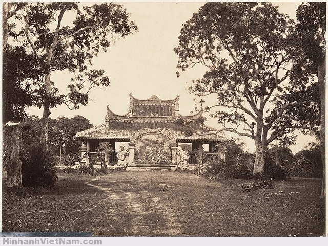 Tombeau de l'Evêque d'Adran (1866) Lăng mộ Cha Cả. Photo by Emile Gsell