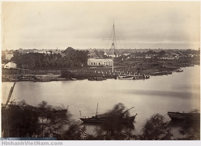 Vue de Saïgon en 1866 - cột cờ Thủ ngữ Photo by Emile Gsell. Cảng Saigon với cột cờ Thủ Ngữ, lúc này chưa có ngôi nhà lớn của ông Vương Thái (sau này xây ở cạnh tòa nhà giữa hình). Bên trái là rạch Bến Nghé.