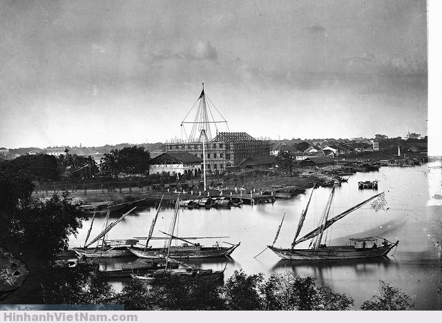 Saigon, Cochin China - Photograph by John Thomson, 1867. - Bức ảnh rất lớn cho thấy rõ nhiều chi tiết Gần nơi bìa phải ảnh nhìn thấy tháp nhà thờ dòng nữ tu Thánh Hài Đồng (sau này là Dòng Thánh Phaolô) do Nguyễn Trường Tộ thiết kế và trông coi việc xây dựng. Tháp màu trắng ở gần bờ sông phía bên phải ảnh là ở đầu đường Catinat, phía trước khách sạn Majestic sau này, đó là đài kỷ niệm nhà thám hiểm Pháp Doudart de Lagrée. Khi chỗ đó được chọn làm bến tàu đường sông thì tháp được dời qua chỗ công trường Mê Linh, ở đầu đường Phan Văn Đạt