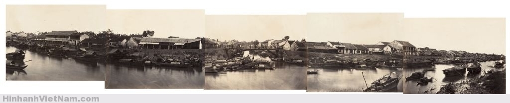 1866 Chinese village panorama - Toàn cảnh đoạn kinh Tàu Hủ chảy qua khu vực phía sau Chợ cũ của Chợ Lớn Hình ghép 5 tấm ảnh của Emile Gsell chụp cảnh kênh Tàu Hủ đoạn chảy qua phía sau Chợ cũ của Chợ Lớn năm 1866, cách nay gần 150 năm. Con kinh bên dưới cây cầu ở giữa ảnh ngày nay đã lấp đi thành đường Vạn Kiếp. Nơi cây cầu trong ảnh ngày nay là đầu cầu Chà Và qua kinh Tàu Hủ. Photo by Emile Gsell