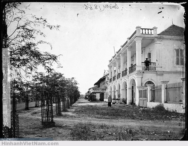 Saigon 1866 - Photo by John Thomson (BIG PHOTO) - Dãy nhà trên Bến Bạch Đằng ngày nay, phía bên trái là bờ sông Saigon Chưa nhận ra đường nào, nhưng có thể là đường Nguyễn Huệ sau này. Vào thời gian này toàn bộ thành phố đều chưa có điện nên phải thắp sáng buổi tối bằng đèn dầu hỏa. Ngày nay chúng ta khó thể hình dung ra cảnh tối tăm đó như thế nào...