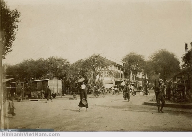 Saïgon Circa 1890 - Bức ảnh góc phố Chợ cũ, Rue d'Adran, cách nay hơn 120 năm Góc phố Blvd de la Somme và Rue d'Adran. Nay là góc Hàm Nghi - Hồ Tùng Mậu. Tòa nhà giữa ảnh nay là tiệm Như Lan.