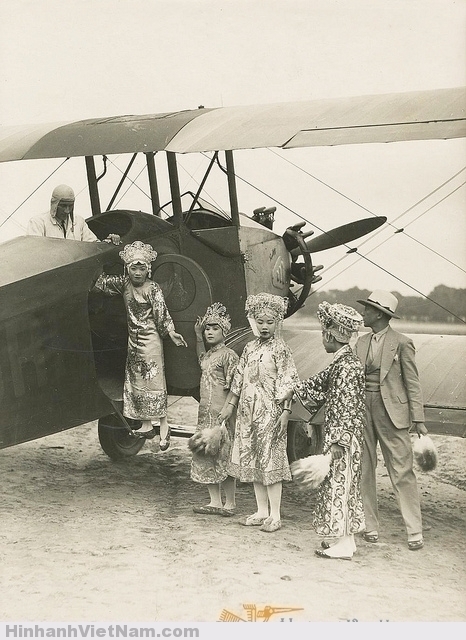 Chuyến bay đầu tiên của các nghệ sĩ Nam Kỳ tại Triển lãm thuộc địa 1931 - Baptême de l'air des danseuses cochinchinoises lors de l'exposition coloniale 1931