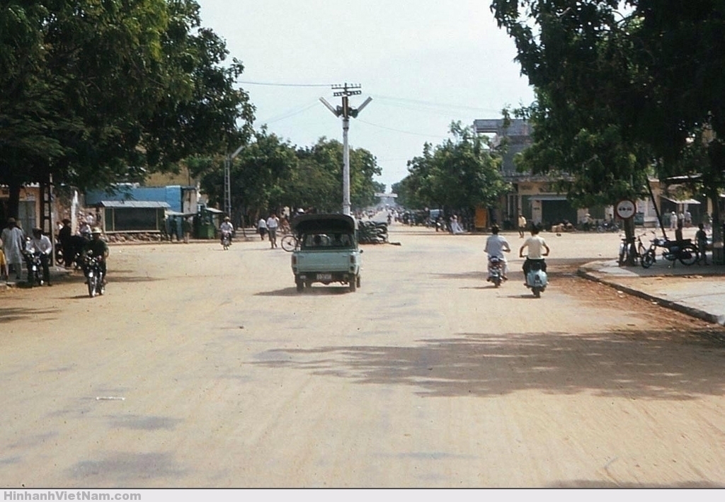 PHÚ YÊN 1970-71. Một con đường lớn ở Tuy Hoa