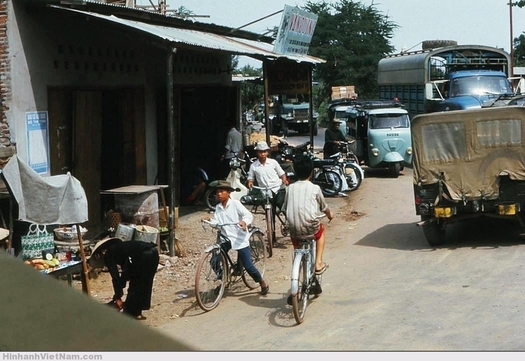 PHÚ YÊN 1970-71 - Waiting to cross bridge