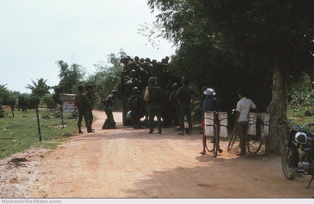 PHÚ YÊN 1970-71 - ARVN's at MEDCAP