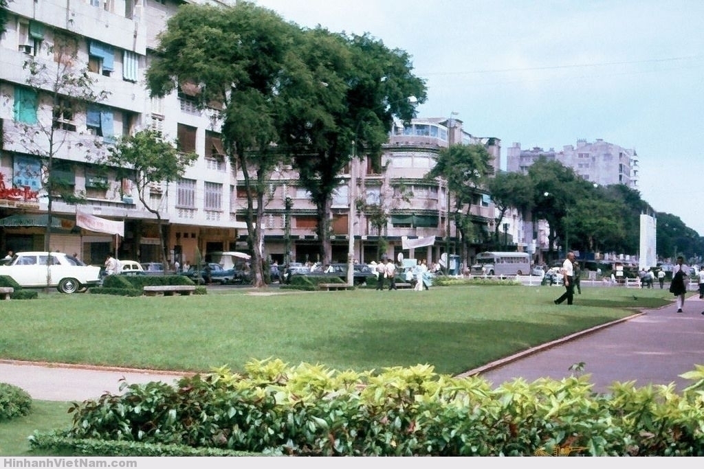 SAIGON 1965 - Công viên Đống Đa trước Tòa Đô Chánh