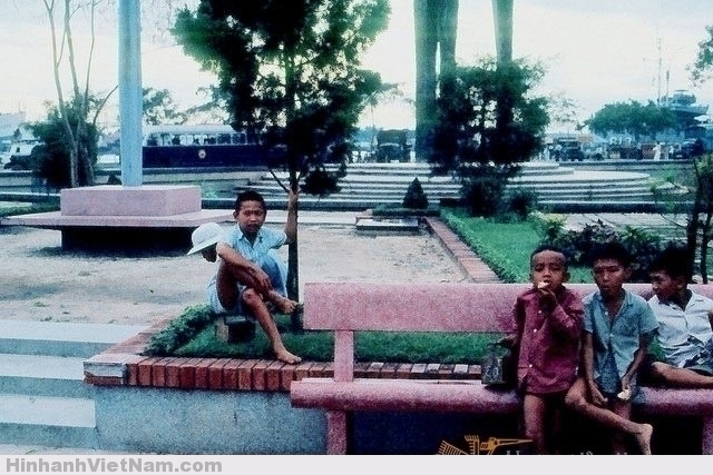 SAIGON 1965 - Những đứa trẻ đánh giày trên Công trường Mê Linh