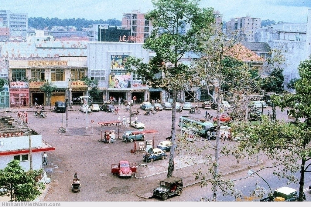 SAIGON 1965 - Giao lộ Nguyễn Cư Trinh-Trần Hưng Đạo - Rạp Lê NgọcSAIGON 1965 - Giao lộ Nguyễn Cư Trinh-Trần Hưng Đạo - Rạp Lê Ngọc