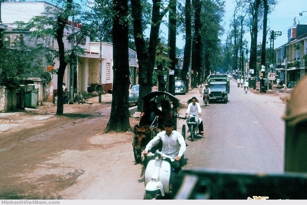 SAIGON 1965 - Đường Chi Lăng (nay là Phan Đăng Lưu) Photo by Jerry Cecil Đây là đoạn đường Chi Lăng khi chạy gần tới đường Ngô Tùng Châu ở xa phía trước thì cong sang phải. Xe vespa đang đi về phía Ngã tư Phú Nhuận.