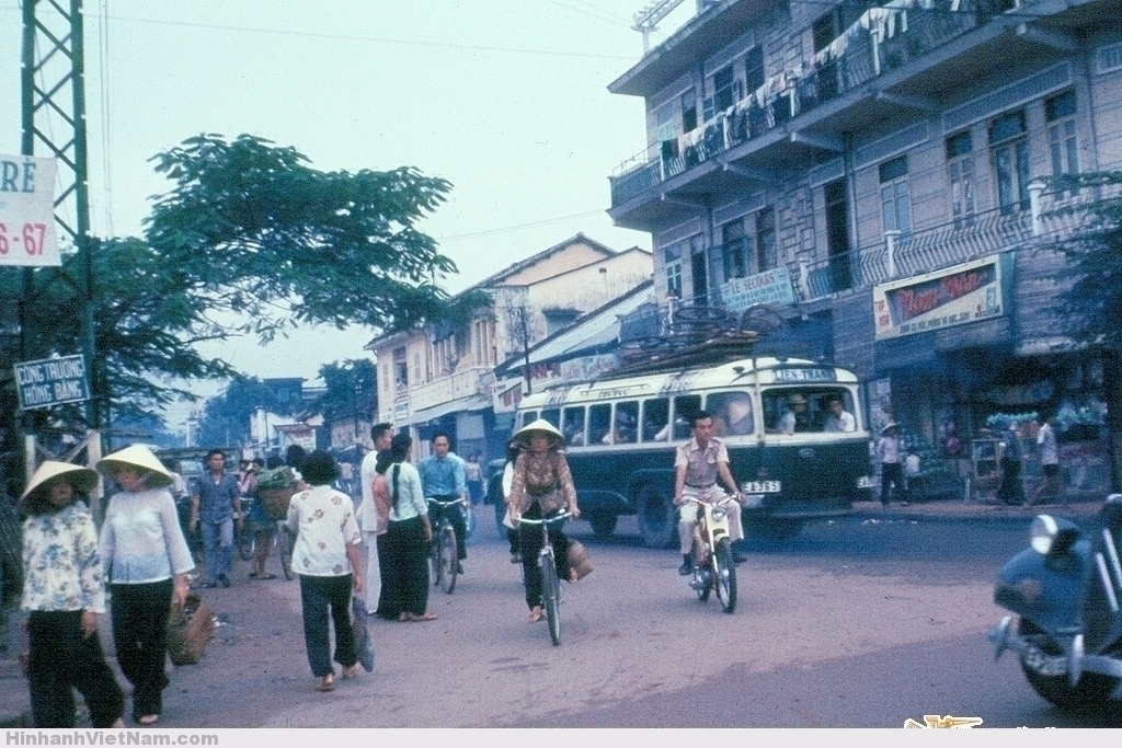 Góc Lê Quang Định-Bạch Đằng, phía trước chợ Bà Chiểu