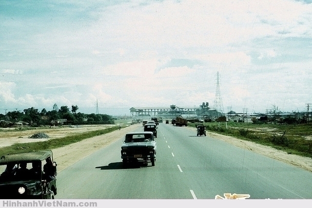 Xa lộ Saigon-Biên Hòa . Nhà máy xi măng Hà Tiên sản xuất Portland cement cung cấp cho Miền Nam. HÌnh chụp từ phía Thủ Đức về Sài Gòn