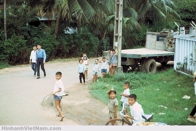 SAIGON 1965-67 - Q. Thủ Đức - Happy children Photo by Bill Russell