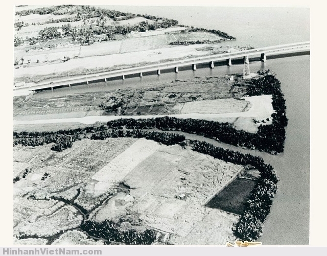 Saigon 1966 - Rice Paddy Selected To Become the Site Of Newport Khu ruộng lúa cạnh sông SG được chọn để xây dựng Tân Cảng. January 1966