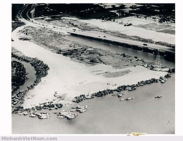 Saigon 1966 - Fill Operations of Phase I at Newport Công tác san lấp mặt bằng Giai đoạn I . April 1966