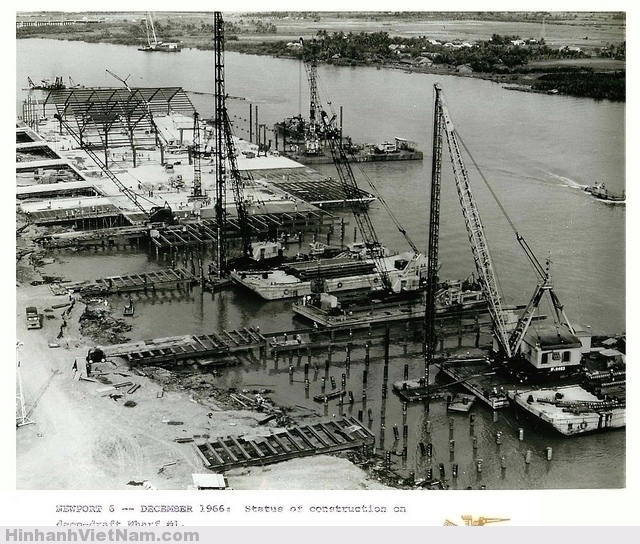 1966-67 U.S. Building of Newport Terminal on Saigon River Toàn bộ nền khu vực nhà kho được xây dựng trên cọc, nhờ vậy tại vị trí cầu cảng có được mớn nước sâu cho tàu tải trọng lớn.