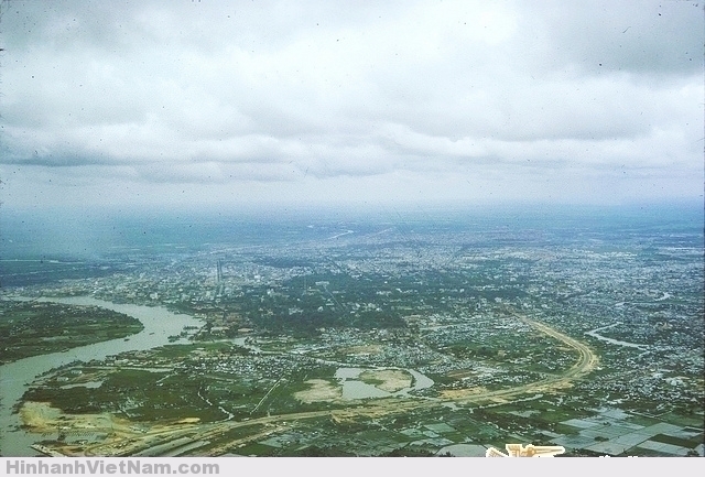 Arial View of Saigon 1966 - Khu vực cầu SG và Xa lộ Saigon - Biên Hòa đoạn đường lượn cong nay là Điện Biên Phủ, góc dưới bên trái là cầu SG và Tân cảng của Mỹ đang xây dựng - Source: Don's Galleries