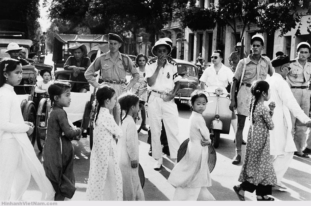 Tất cả dừng lại và chờ cho trẻ em băng qua đường, Hà Nội ngày 23/05/1954. Robert Capa - Indochina 1954. Last days of French war in Indochina. Robert Capa © International Center of Photography Hanoi. May 23rd, 1954. French Soldiers waiting for children to cross the road