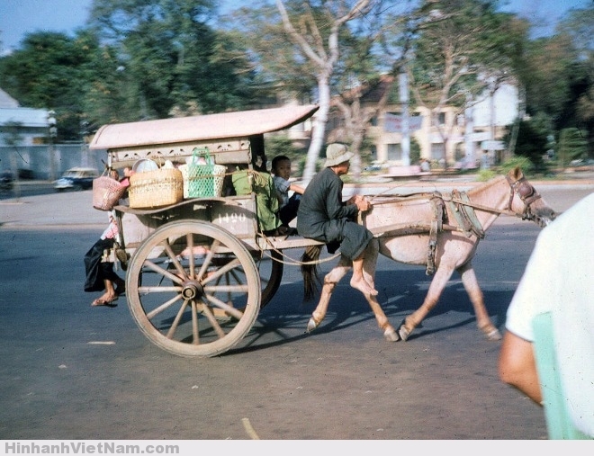 Xe thổ mộ năm 1965 đi ngang qua công trường Mê Linh, ảnhdo Bruce Baumler chụp. Đây là đường Tôn Đức Thắng ngày nay, đi dọc bờ sông Sài Gòn. Xe thổ mộ năm 1965 đi ngang qua công trường Mê Linh, ảnh do Bruce Baumler chụp. Đây là đường Tôn Đức Thắng ngày nay, đi dọc bờ sông Sài Gòn.