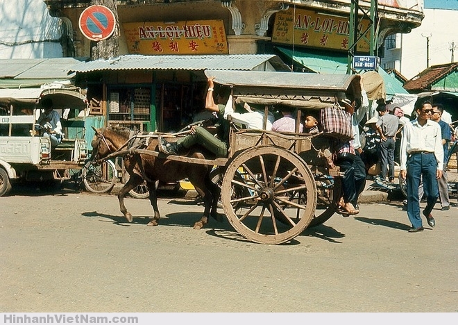 Ảnh chụp ở Chợ Cũ năm 1968, góc Hàm Nghi – Võ Duy Nghi, nay là đường Hàm Nghi – Hồ Tùng Mậu. Ngày nay, tại Thủ Dầu Một (Bình Dương) còn lại một vài nghệ nhân có thể phục chế chiếc xe thổ mộ, mục đích để phục vụ cho các trung tâm lưu giữ, bảo tàng.