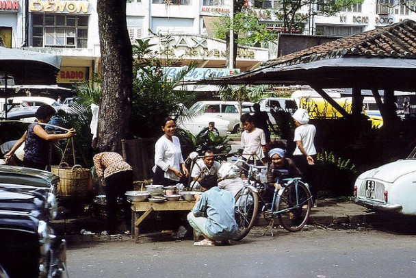 Bán cơm trưa cạnh dãy kiosque trên Đại Lộ Nguyễn Huệ 1966