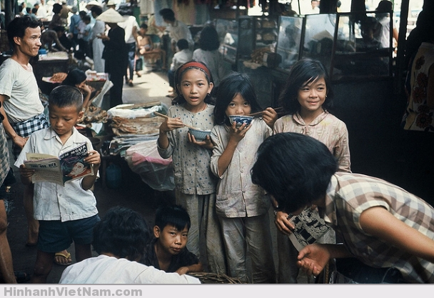 Các em bé Sài Gòn thật hồn nhiên và dễ thương trong cuộc sống tạm bợ, vất vả giữa cuộc chiến.
