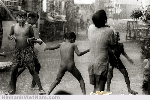 Trẻ con thời trước, chỉ đợi đến khi có những cơn mưa rào là lại rủ nhau cởi trần, chạy khắp đường làng, ngõ xóm để tắm mưa.