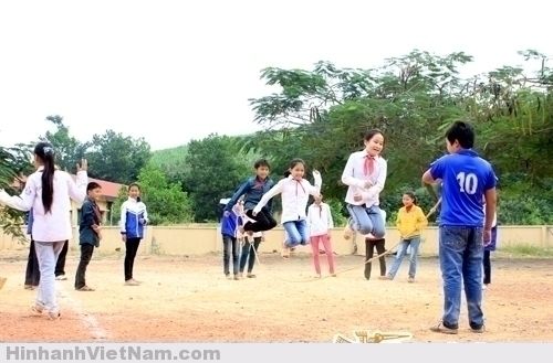 Trò nhảy dây vẫn xuất hiện trong mỗi giờ chơi của trẻ em thôn quê, miền núi.