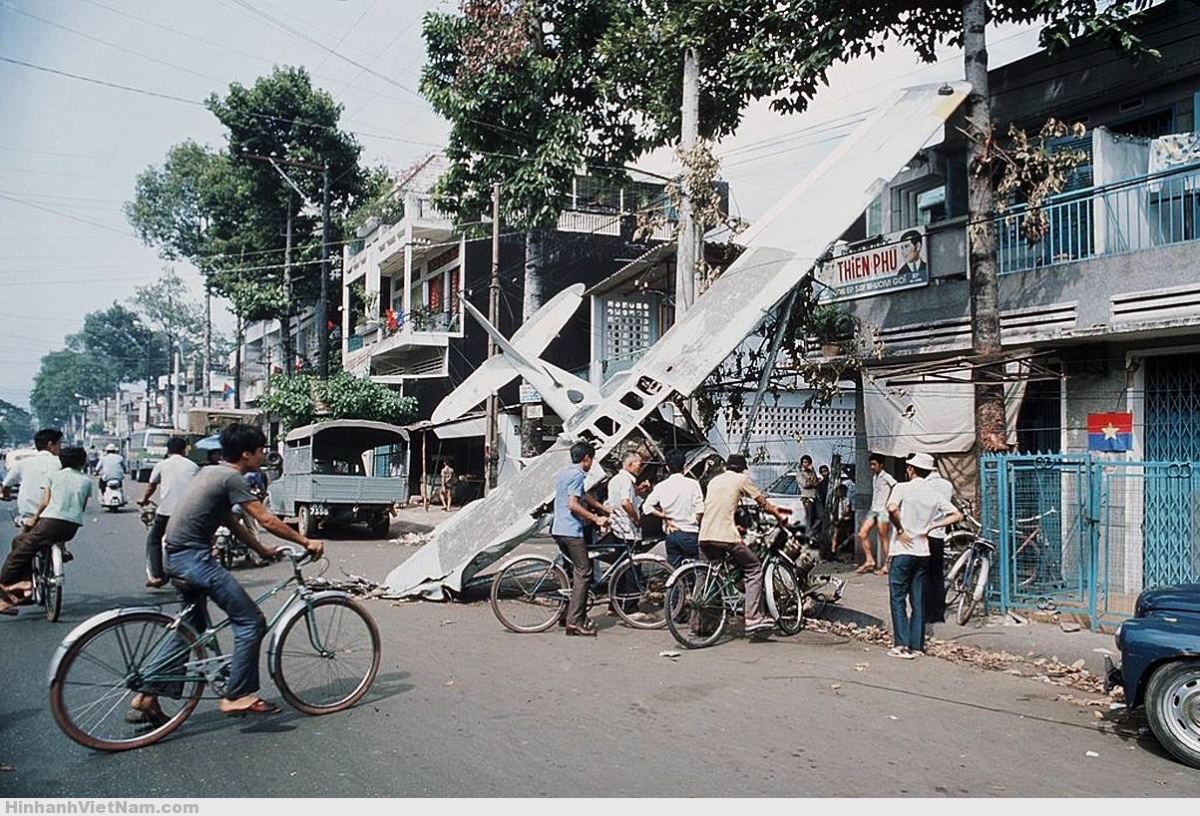 Phi cơ L-19 rơi trên đường phố Sài Gòn
