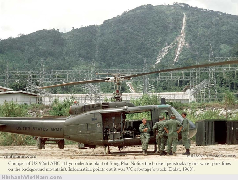 Trực thăng Mỹ mang mã số 92 AHC đáp xuống nhà máy thủy điện Song Pha khi họ phát hiện ra một ống dẫn nước bị hư hại.